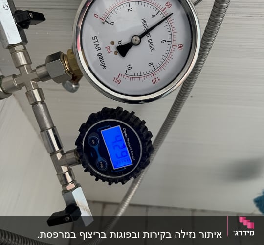 מד לחץ מכני ודיגיטלי על צינור מתכת